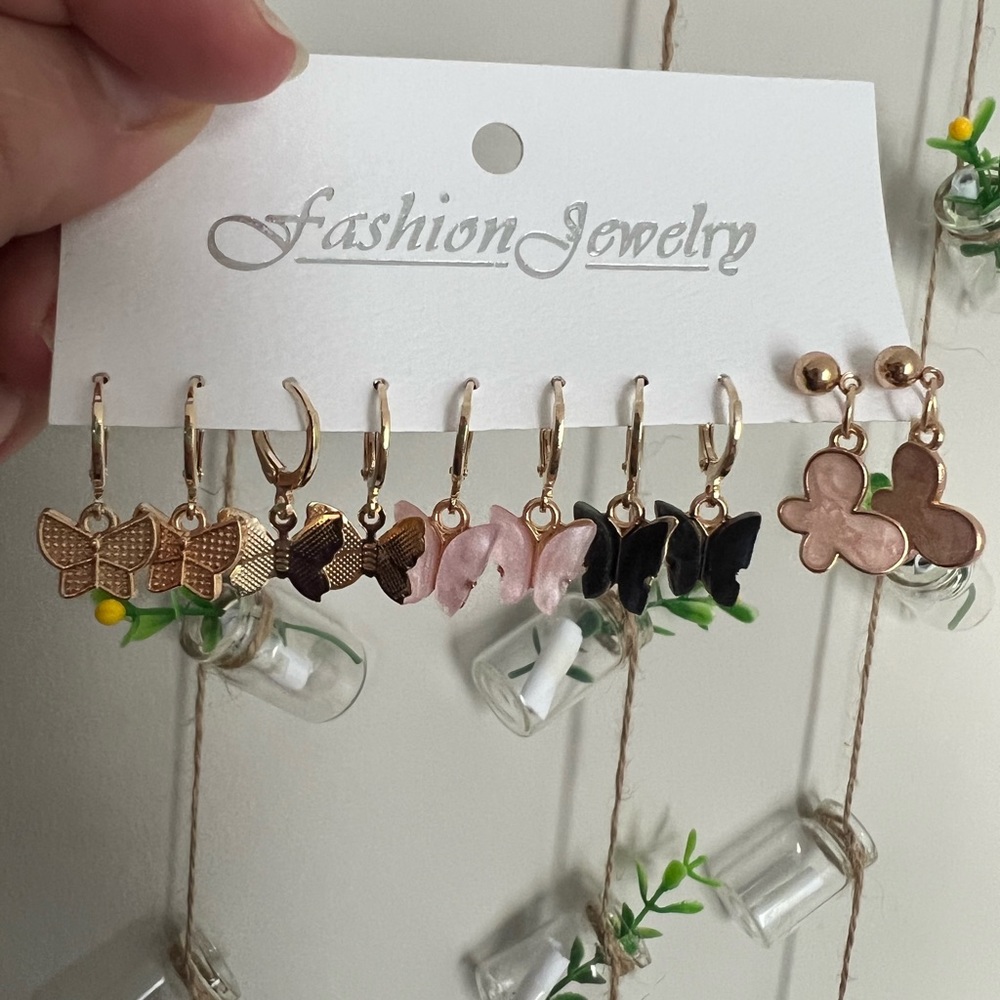 Selling this beautiful jewelry. Good quality.